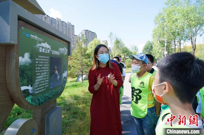 圖為小朋友在青海西寧湟水國家濕地公園內學習濕地知識。　馬銘言 攝