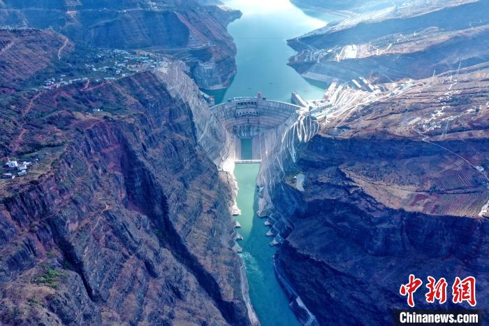 圖為白鶴灘水電站大壩全景圖?！∷娝木止﹫D