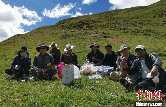 科研團隊在熱魯盆地工作合影?！≈锌圃呵嗖馗咴?供圖