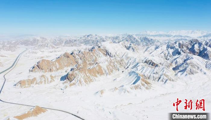 圖為無(wú)人機(jī)航拍高原雪景?！《继m縣融媒體中心供圖