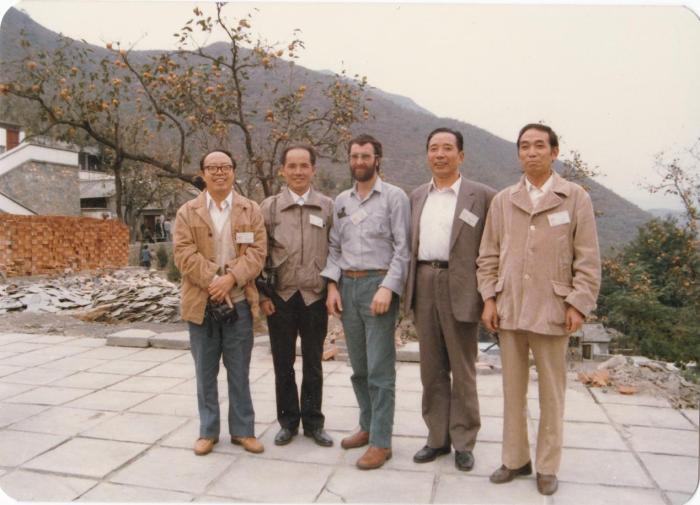 1987年早期脊椎動(dòng)物國(guó)際研討會(huì)在中國(guó)舉行，劉玉海先生(右一)與中外同行專(zhuān)家合影?！avin Young(澳大利亞) 供圖