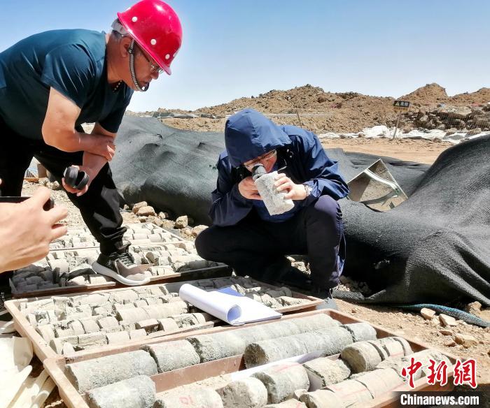 圖為地質(zhì)專(zhuān)家觀(guān)察含鹽地層。(資料圖) 柴綜院 供圖