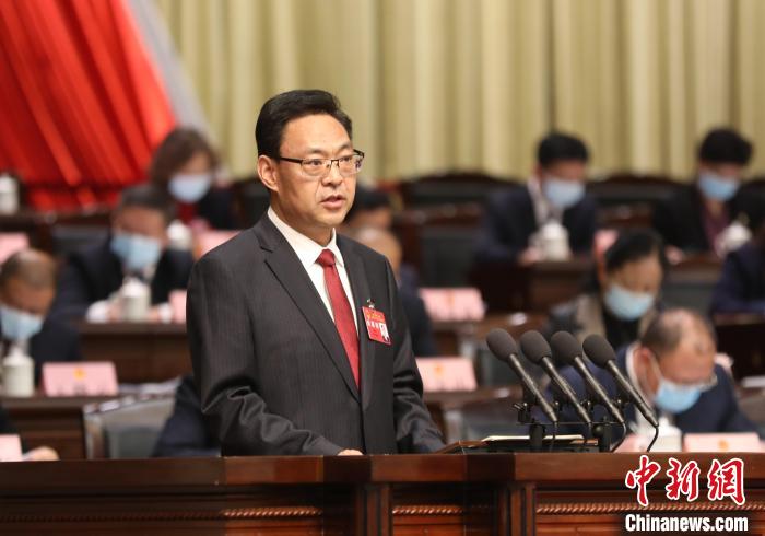 圖為青海省西寧市人民政府代市長石建平作政府工作報告?！∑钤鲚?攝