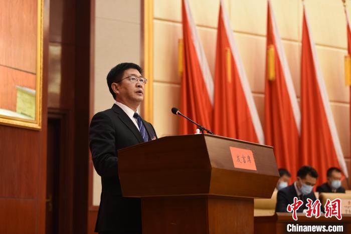 圖為青海省果洛州人民政府州長(zhǎng)葉萬(wàn)彬作政府工作報(bào)告?！　《嘟馨盒?攝