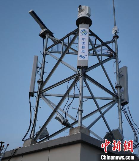 資料圖為建在龍羊峽湖區(qū)內(nèi)的5G基站?！∏嗪Ｒ苿?dòng)海南分公司供圖
