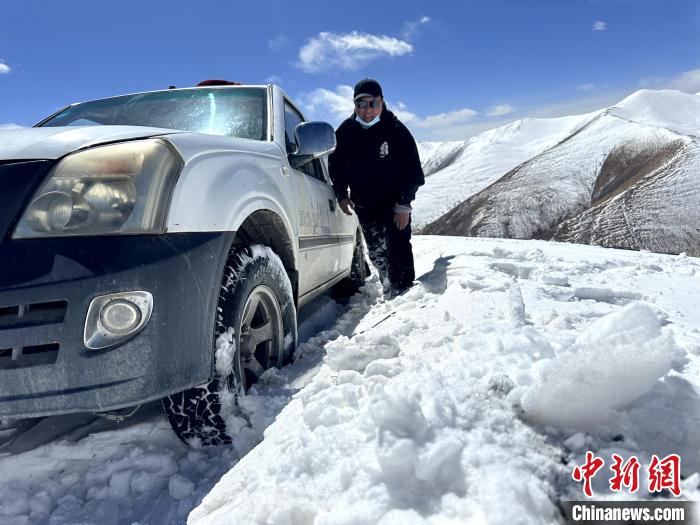 圖為生態(tài)管護(hù)人員準(zhǔn)備在雪地推車。　丁巴達(dá)杰 攝