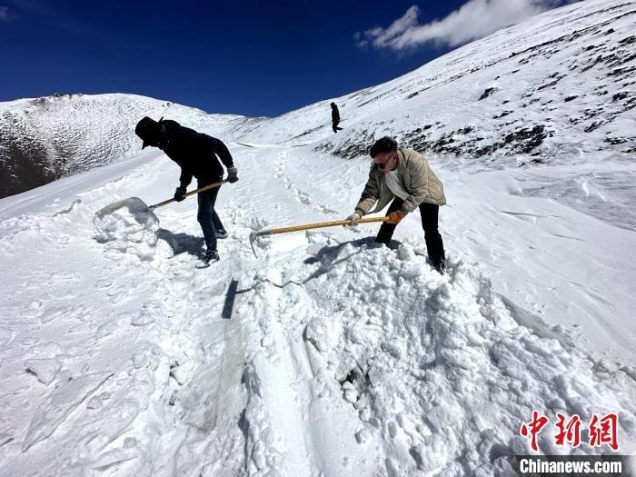 圖為生態(tài)管護(hù)人員在巡護(hù)道路上清雪。　丁巴達(dá)杰 攝