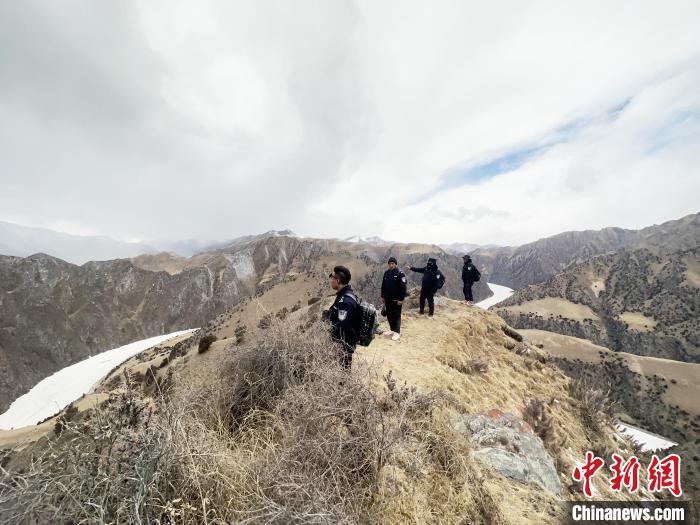 圖為曲麻萊縣崗當(dāng)村的生態(tài)管護(hù)人員開展巡護(hù)?！《“瓦_(dá)杰 攝