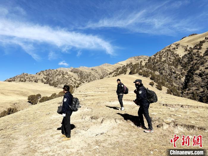 圖為生態(tài)管護(hù)人員開展巡護(hù)?！《“瓦_(dá)杰 攝