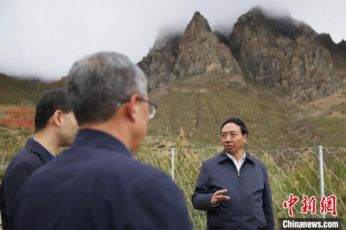 圖為西藏自治區(qū)人大常委會副主任、拉薩南北山綠化指揮部副總指揮江白(右)?！∝暣_ 攝