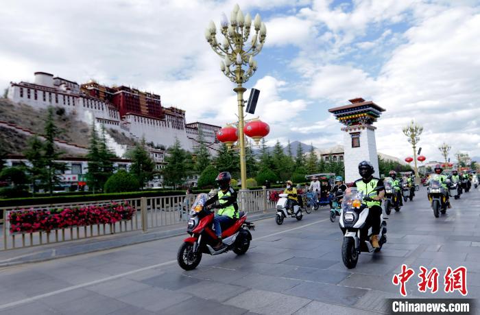 圖為2023年極地G219集結(jié)賽暨金卡納場地賽選手途經(jīng)拉薩布達(dá)拉宮?！∮文恋厍蚬﹫D