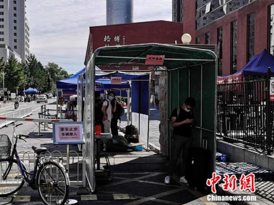 中國科學院大學校門外，豎立著“家長止步”的提示牌。 中新網(wǎng) 張尼 攝