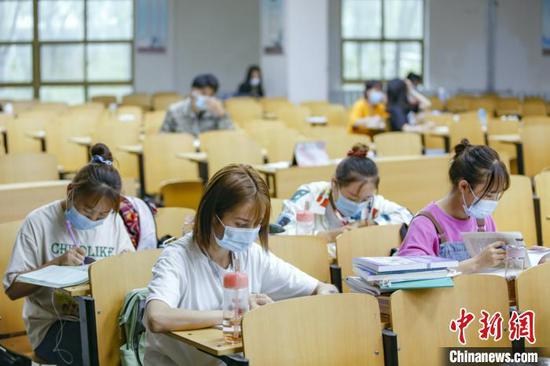 資料圖：學生在圖書館自習室內(nèi)學習?！⑾A 攝
