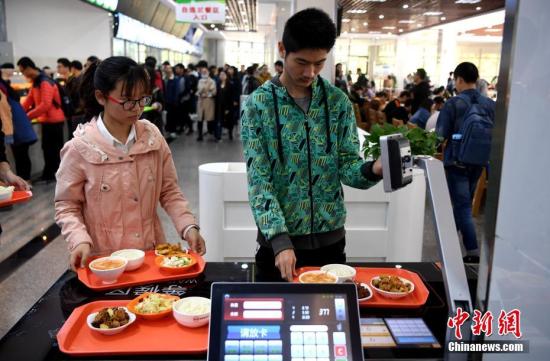 資料圖：某高校食堂學生在打飯。中新社記者 韓蘇原 攝