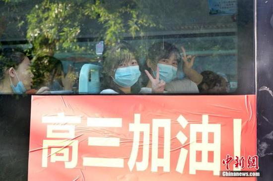 資料圖：2020年7月，廣西南寧沛鴻民族中學內，高三學生乘坐高考專車前往考點。 中新社記者 俞靖 攝