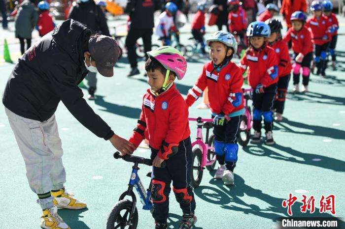 圖為拉薩市實驗幼兒園孩子們在教練的指導下練習滑步車?！『闻罾?攝