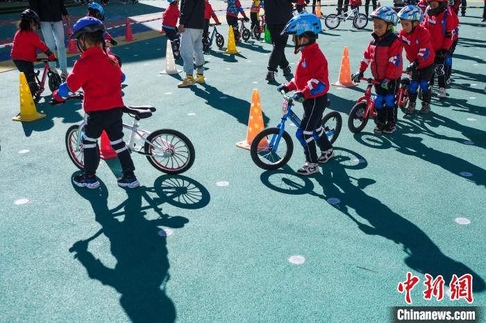 圖為拉薩市實驗幼兒園孩子們正在練習滑步車?！『闻罾?攝