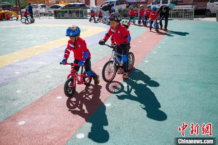 圖為拉薩市實驗幼兒園孩子們正在練習滑步車。　何蓬磊 攝