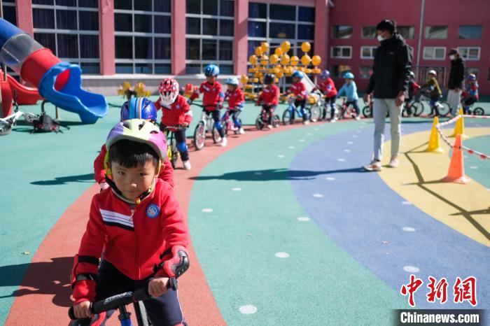 圖為拉薩市實驗幼兒園孩子們在教練的指導下練習滑步車。　何蓬磊 攝