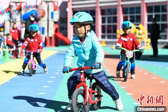 圖為拉薩市實驗幼兒園孩子們正在練習滑步車?！『闻罾?攝