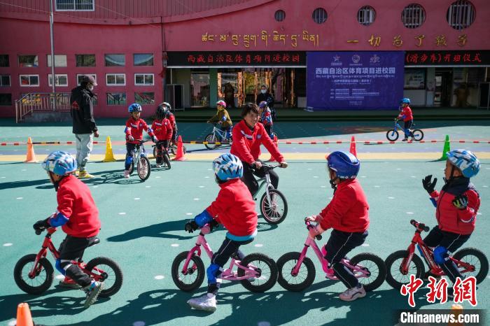 圖為拉薩市實驗幼兒園孩子們正在練習滑步車?！『闻罾?攝