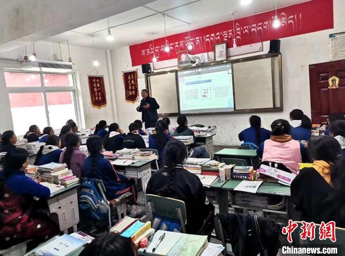 學(xué)生在免費(fèi)輔導(dǎo)班上課?！∧岈敵?攝