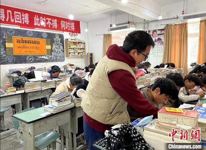學(xué)生在免費(fèi)輔導(dǎo)班上課。　尼瑪初 攝