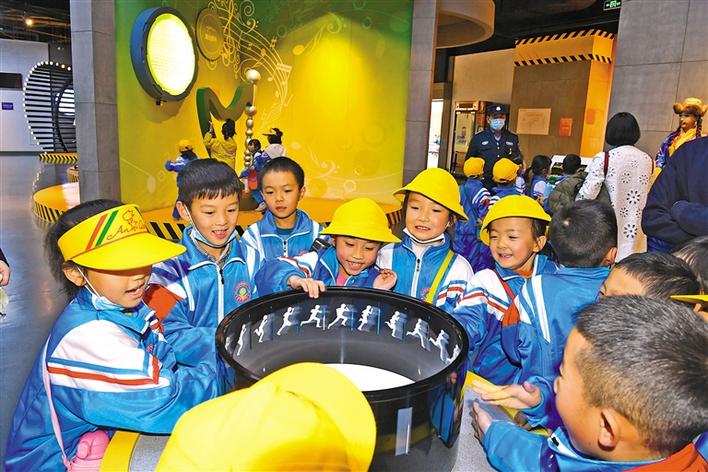 圖為10月29日，一年級的同學(xué)們在科技館參觀體驗(yàn)。李洲 攝.jpg