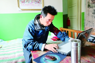 宋玉剛老師認真地在電腦上查資料。西藏商報記者 盧明文攝影.jpg