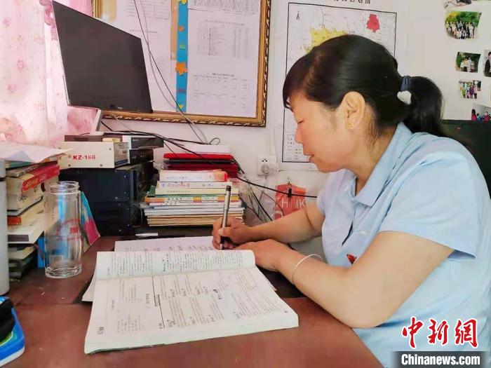 甘肅環(huán)縣“全能老師”堅(jiān)守“麻雀學(xué)?！保簩W(xué)生在，我就在