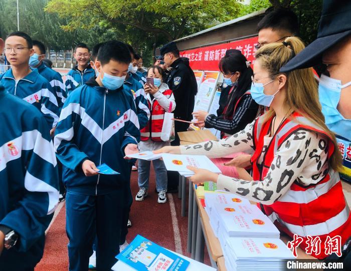 圖為西寧市法制宣傳進校園。　西寧市城西區(qū)供圖