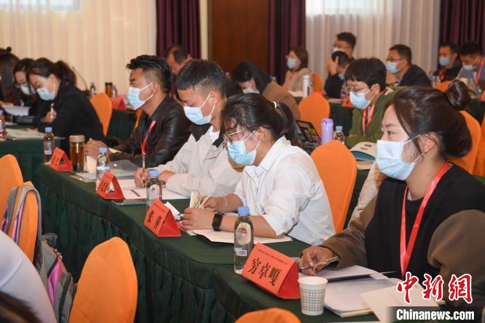 圖為第十五期全國(guó)預(yù)防青少年違法犯罪工作理論與務(wù)實(shí)高級(jí)研修班學(xué)員正在上課。　貢嘎來(lái)松 攝