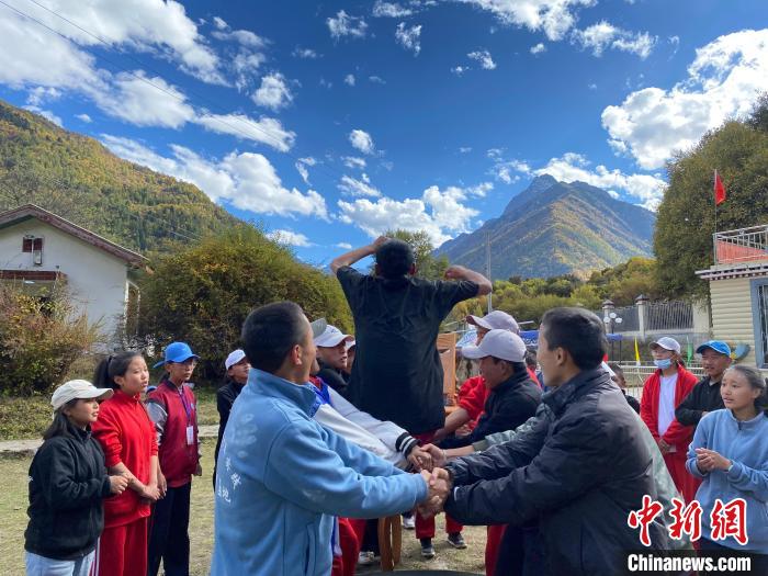 圖為學(xué)生們在西藏巴松措青少年活動營地開展趣味活動?！∥鞑厍嗌倌陮?shí)踐教育基地供圖