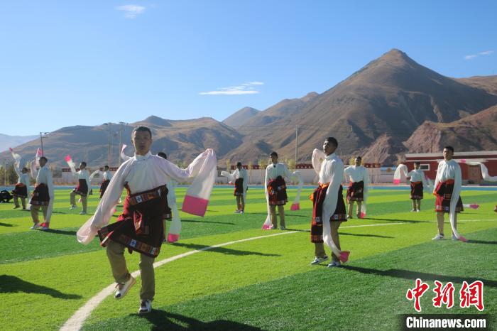 圖為青海師范大學(xué)附屬玉樹實(shí)驗(yàn)學(xué)校學(xué)生在綠茵場(chǎng)跳起囊謙古舞—卓根瑪?！〕逃?攝