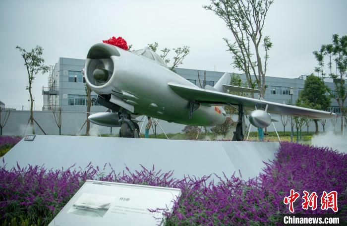 園林式戰(zhàn)斗機(jī)博物館內(nèi)展示的“殲5甲”飛機(jī)?！⒅铱?攝