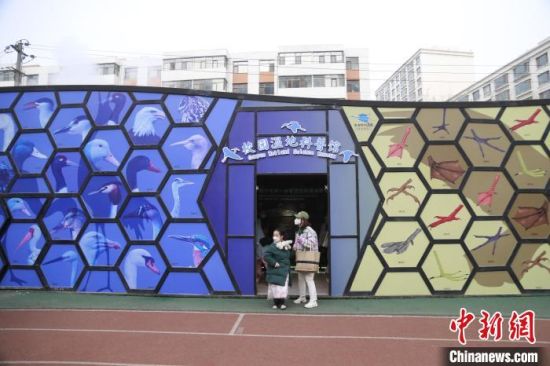 圖為西寧市第一中學濕地科普宣教館?！±罱瓕?攝