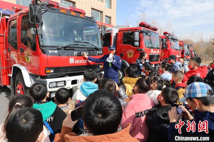 圖為消防員向小朋友們講解消防車。　楊龍建 攝