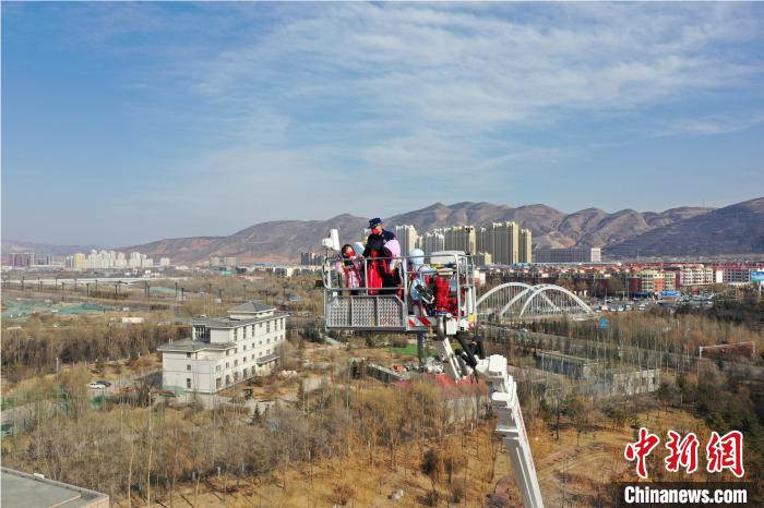 圖為小朋友在消防員的陪同下，體驗(yàn)78米登高平臺消防車?！铨埥?攝