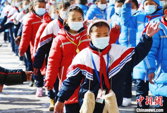 圖為學(xué)生跳起歡快的藏族舞蹈迎接新學(xué)期?！●R銘言 攝