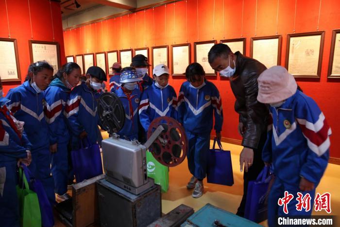 資料圖為玉樹市第四完小學(xué)生參觀鑄牢中華民族共同體意識(shí)主題展?！『F龍 攝