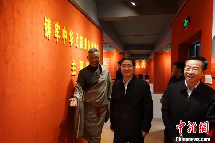 資料圖為參觀鑄牢中華民族共同體意識(shí)主題展?！『F龍 攝