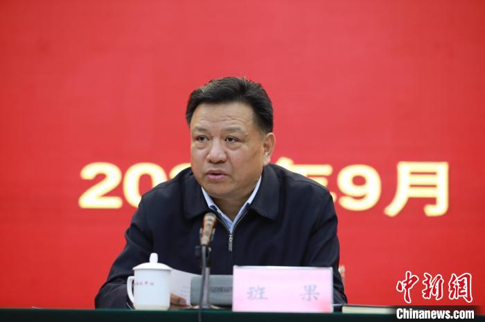 圖為青海省委常委、統(tǒng)戰(zhàn)部部長(zhǎng)班果出席會(huì)議并講話?！『F龍 攝