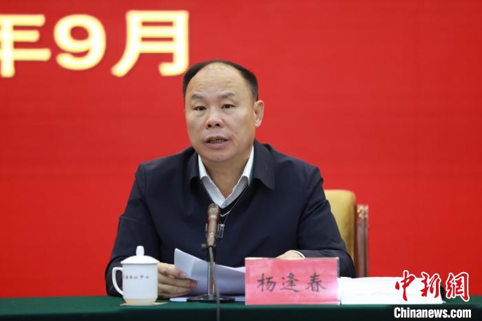 圖為青海省副省長(zhǎng)楊逢春主持會(huì)議并講話?！『F龍 攝