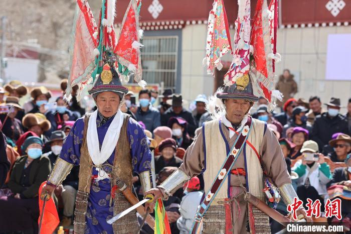 圖為兩位藝人表演瓊結(jié)“果孜”舞。　倫珠澤仁 攝