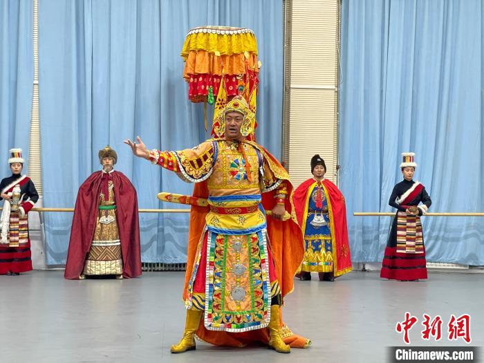 圖為格薩爾劇展演?！∠锴凡抛?供圖