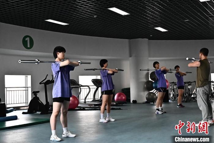 圖為全國青少年女排在天津進(jìn)行集訓(xùn)?！√旖蝮w育學(xué)院供圖