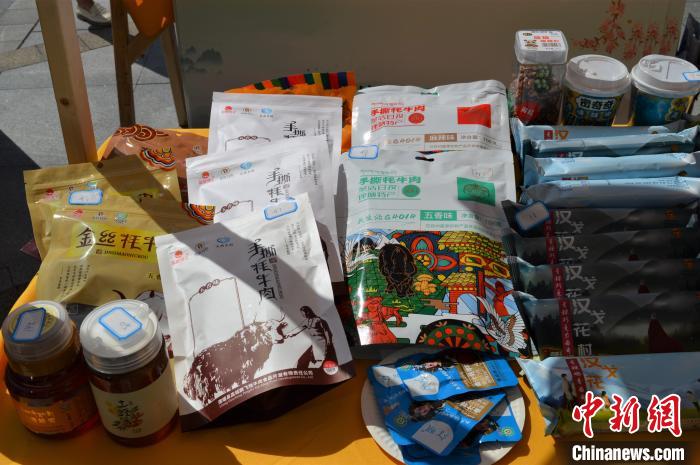 推介活動(dòng)上的農(nóng)特產(chǎn)品展示。　朱凌捷 攝