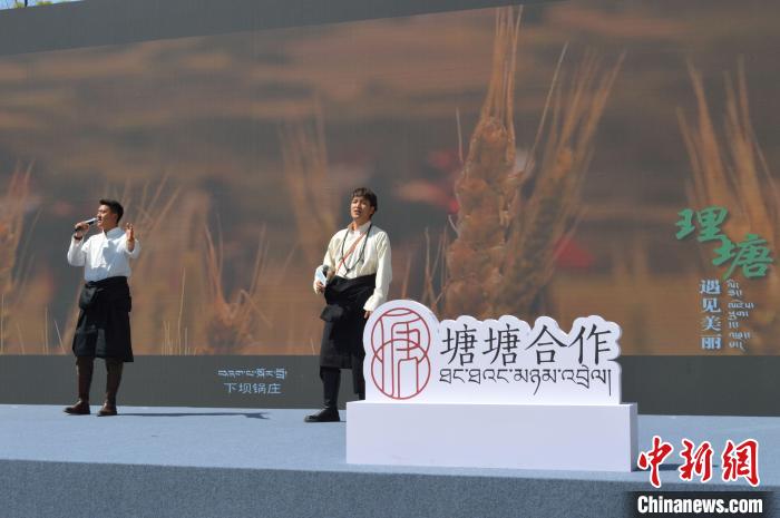 “康巴漢子”現(xiàn)場獻(xiàn)唱?！≈炝杞?攝