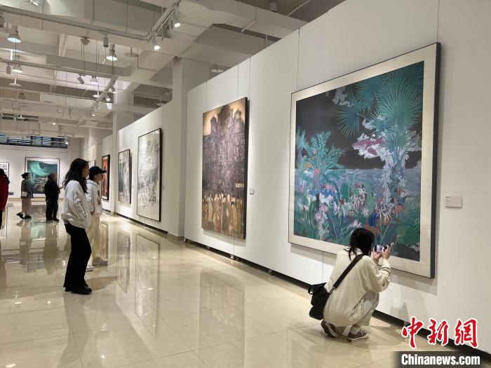 圖為全國青年教師中國畫學(xué)術(shù)邀請展吸引學(xué)生觀展?！＄婌?攝