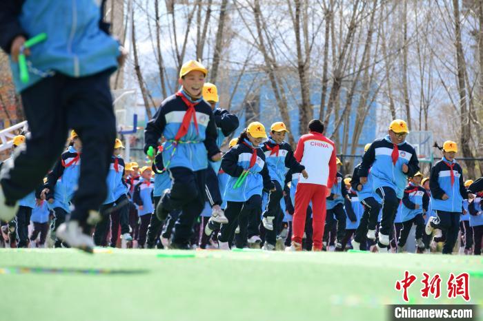 圖為學(xué)生在跳繩教練齊景龍的指導(dǎo)下做準(zhǔn)備運(yùn)動(dòng)?！∝暩聛?lái)松 攝